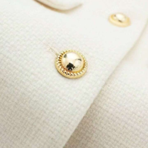 Élise Bouclé Blazer – elegance with golden accents