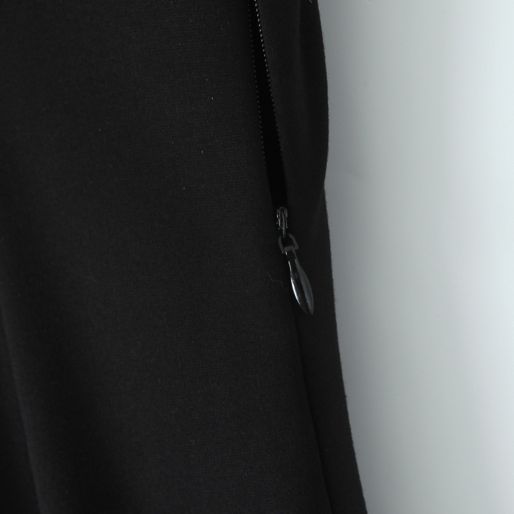 La Riviera– Kontrast-Maxikleid mit fließender Silhouette