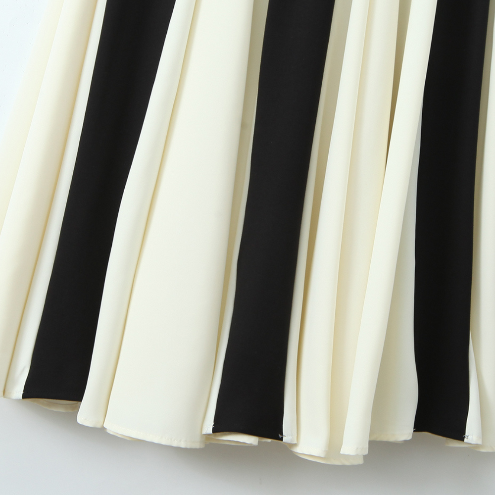 La Riviera– Kontrast-Maxikleid mit fließender Silhouette