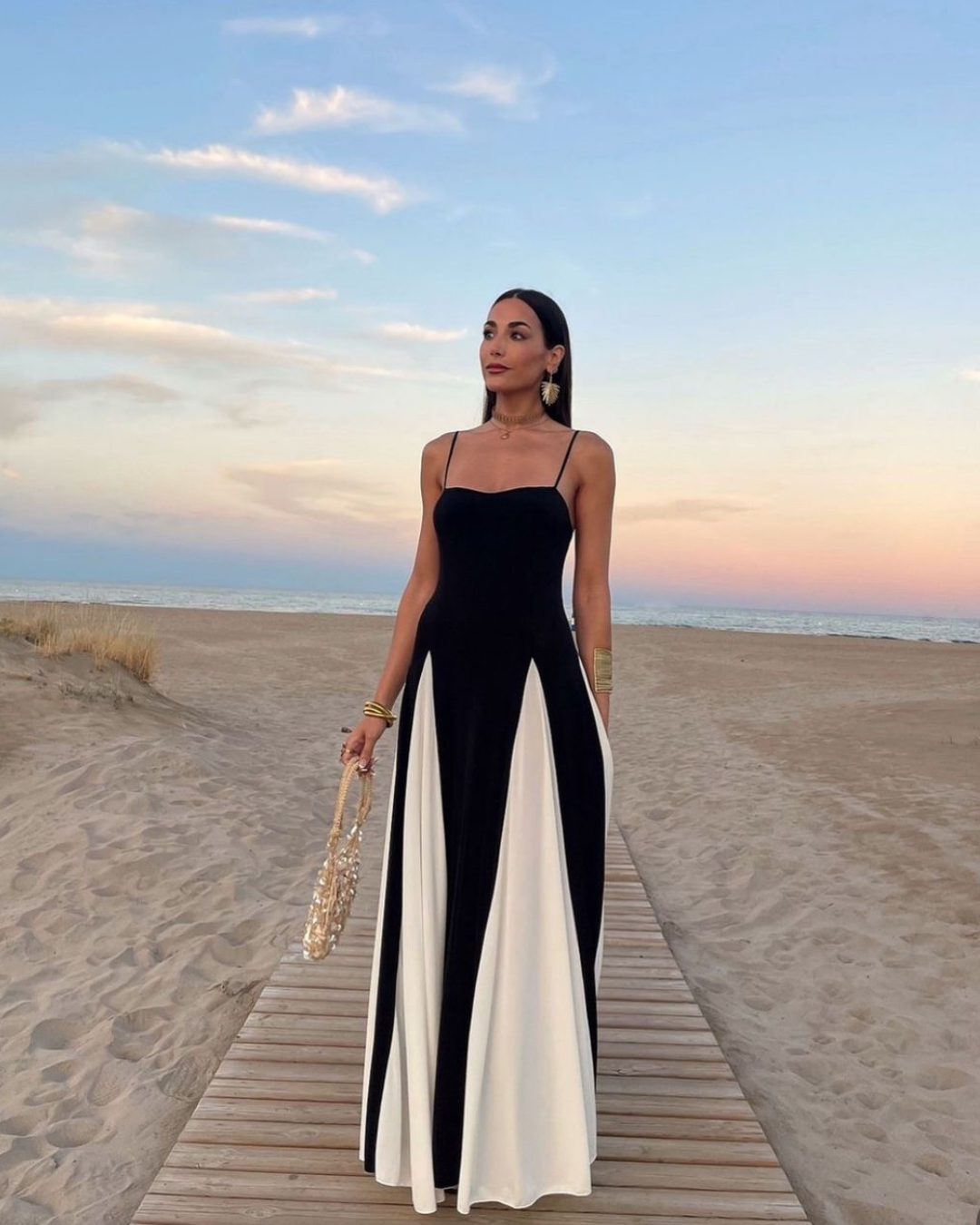 La Riviera– Kontrast-Maxikleid mit fließender Silhouette
